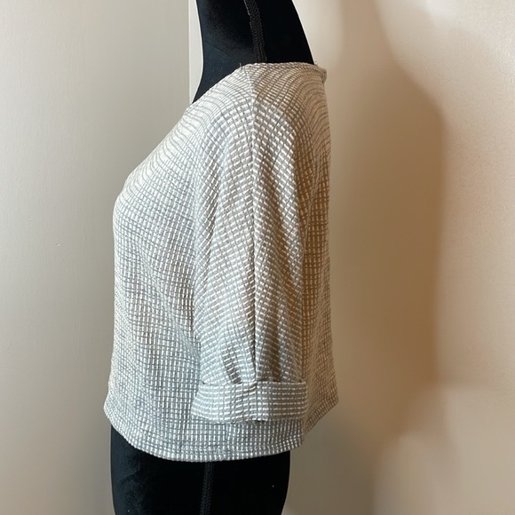 Caution to the wind womens top color grey & white size small - Picture 3 of 8